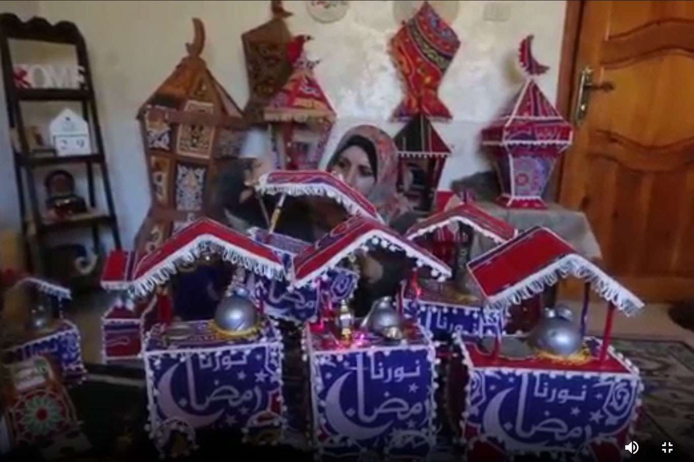 مواطنة فلسطينية تصنع زينة شهر رمضان المبارك في منزلها 